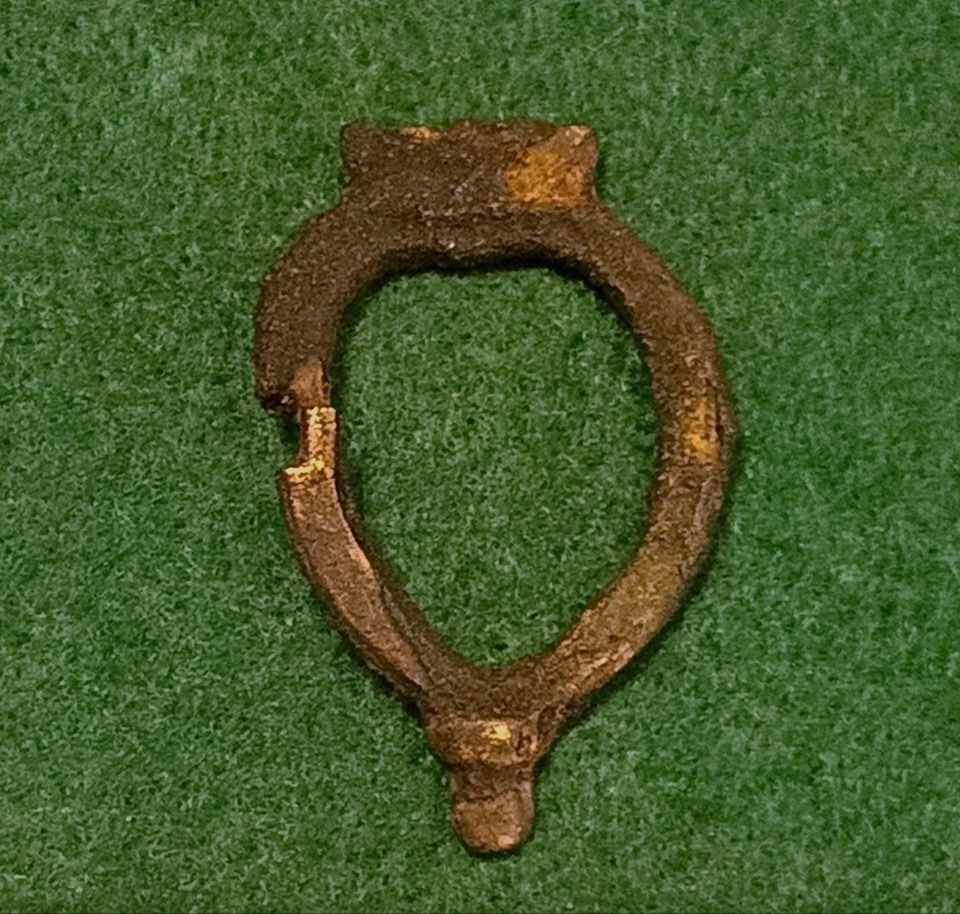 Сердцевидную застежку обнаружили на раскопе в Печорах в 2023 году