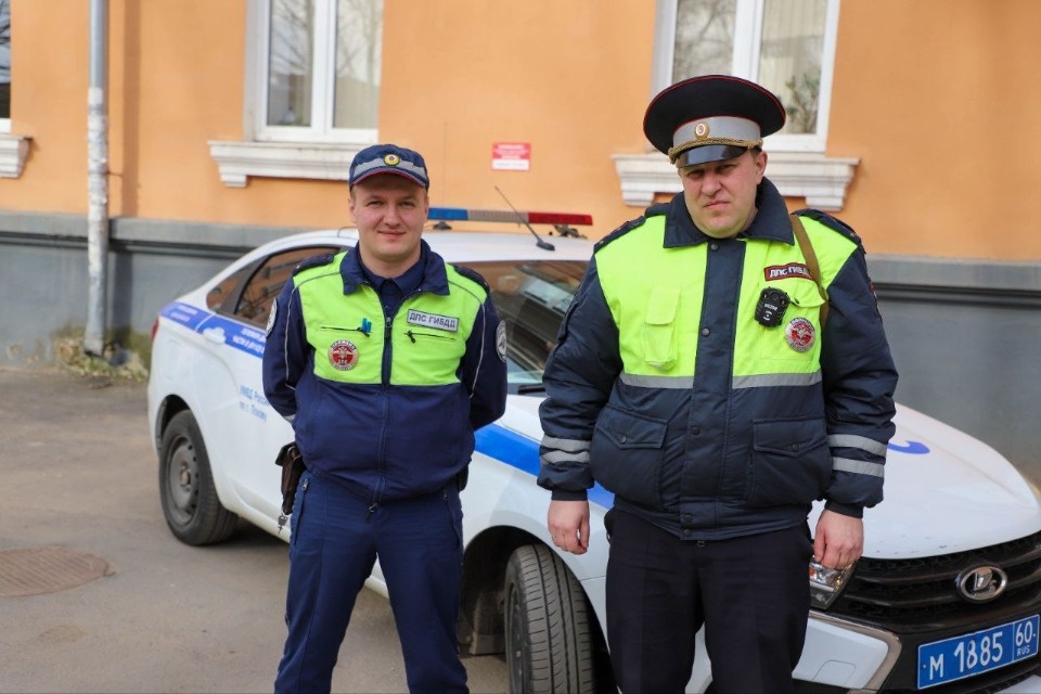 Шестерых взрослых и двух детей эвакуировали сотрудники ГИБДД из горячей многоэтажки в Пскове