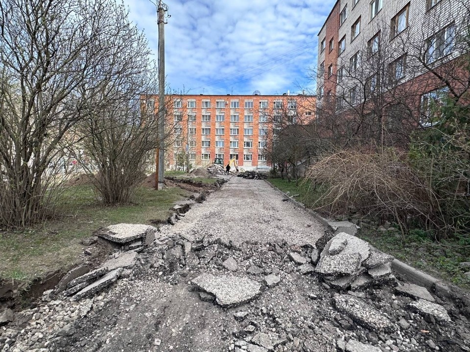 Начался ремонт на междворовом проезде по улице Народной в Пскове