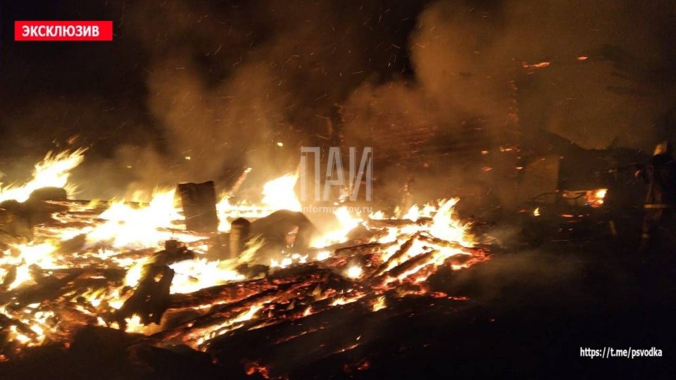 Хлев и жилой дом сгорели в Струго-Красненском районе