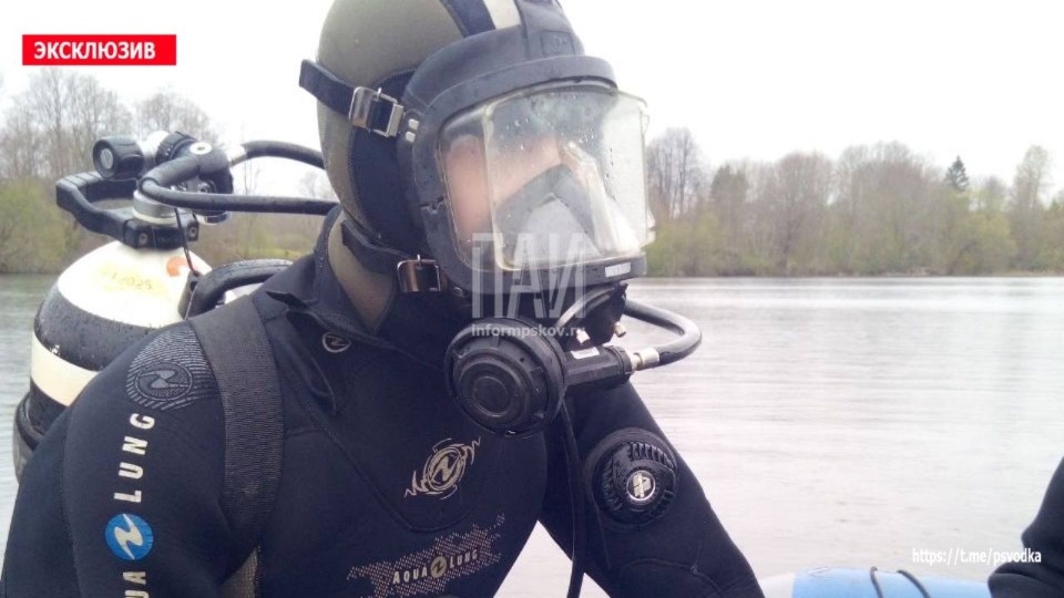 Утонувшего петербуржца ищут водолазы в озеро в Дедовичском районе Утонувшего петербуржца ищут водолазы в озеро в Дедовичском районе