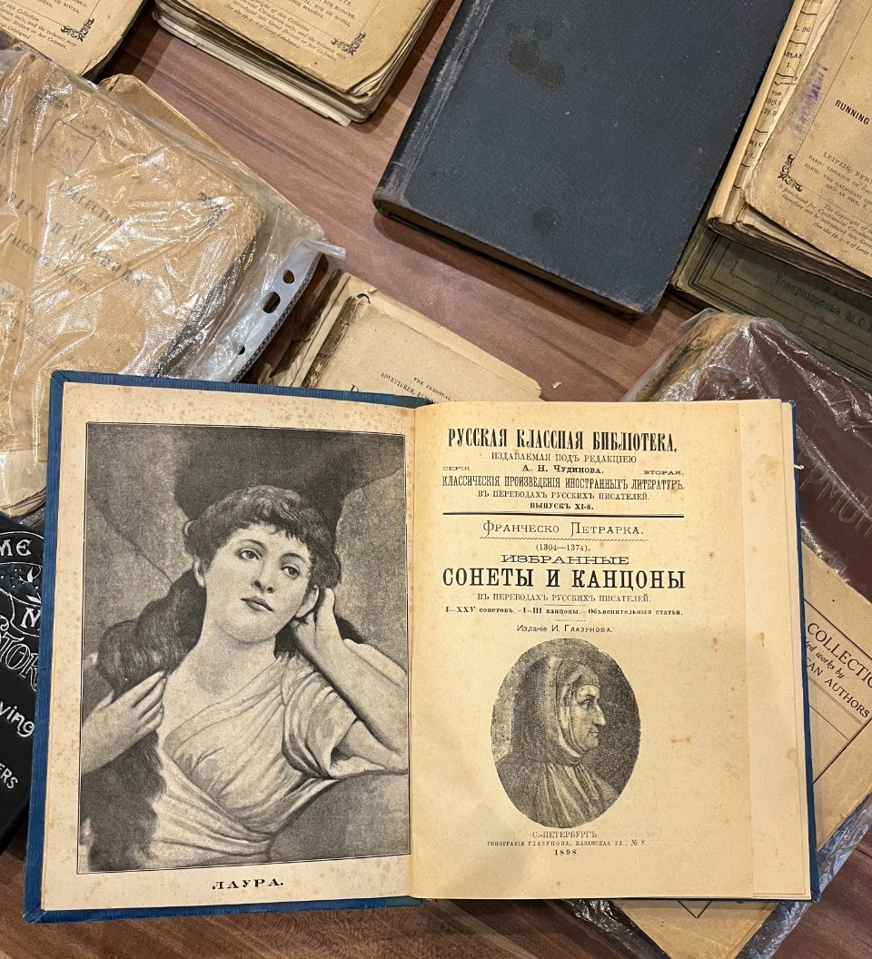 Старинные монеты, самовар и книги передали псковские таможенники Минкультуры