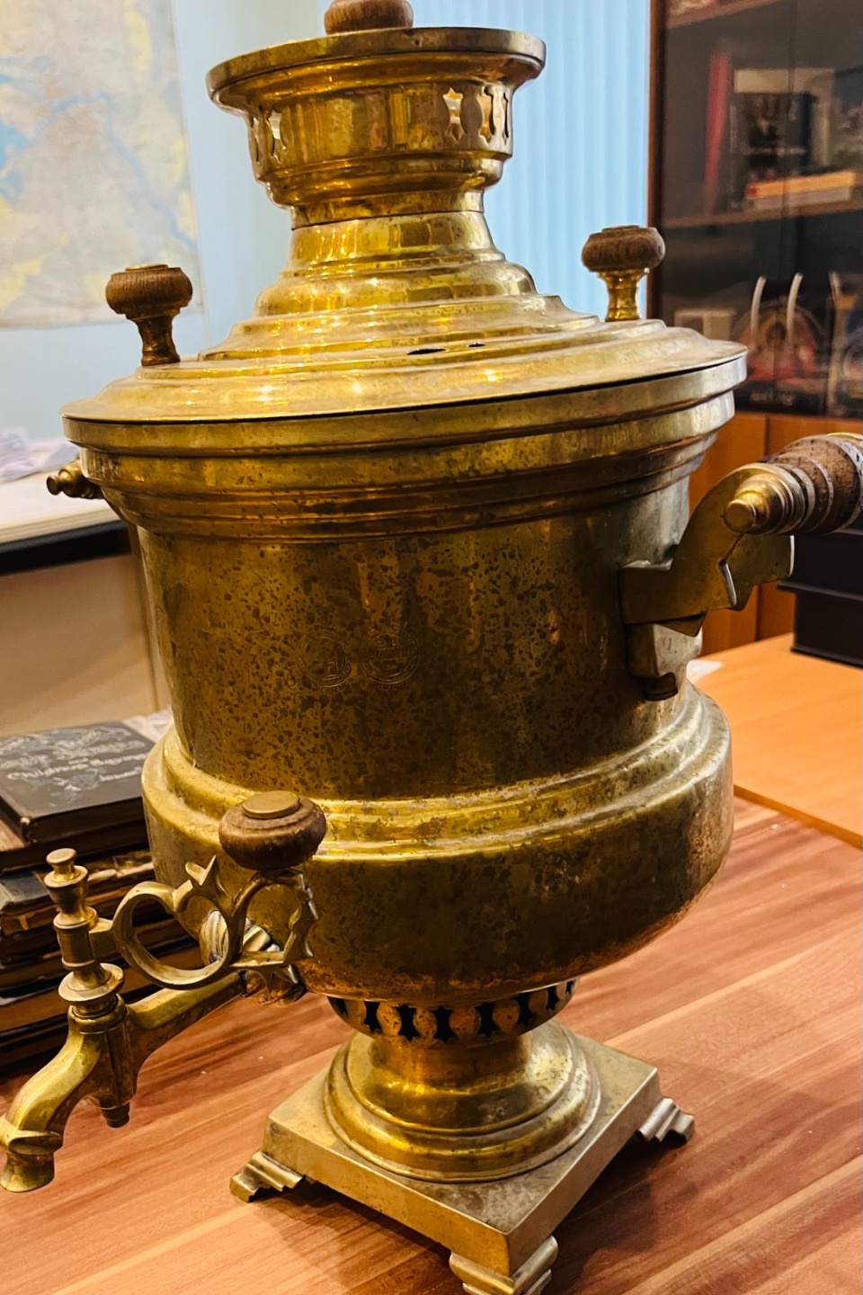 Старинные монеты, самовар и книги передали псковские таможенники Минкультуры