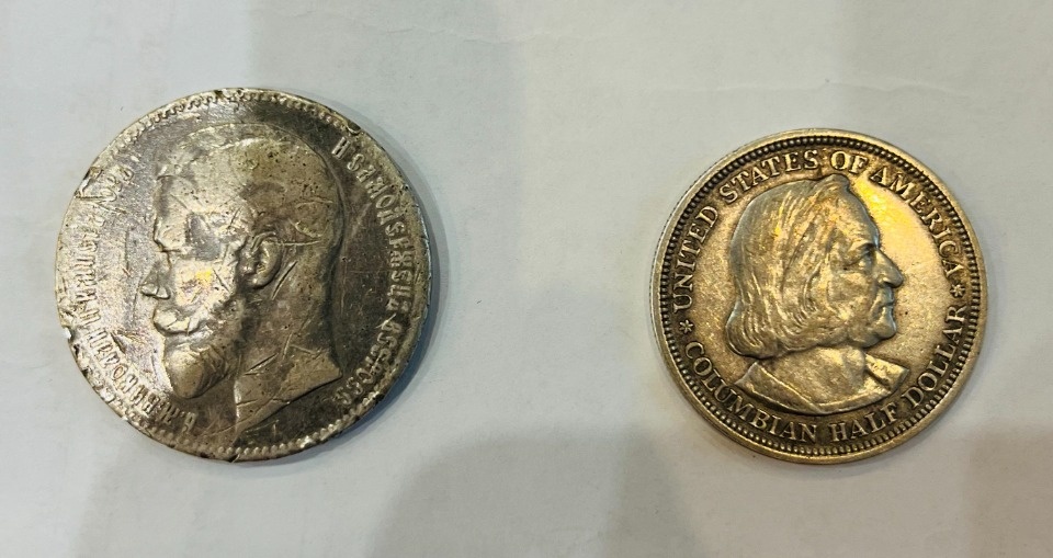 Старинные монеты, самовар и книги передали псковские таможенники Минкультуры