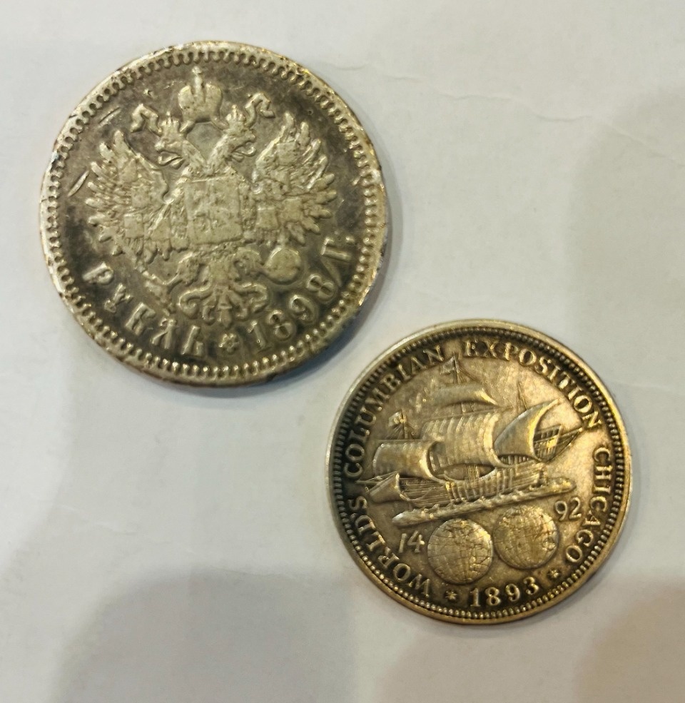 Старинные монеты, самовар и книги передали псковские таможенники Минкультуры