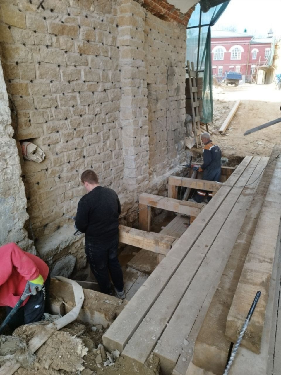  Завершаются работы по усилению фундаментов и стен башни Нижних решеток Псково-Печерского монастыря