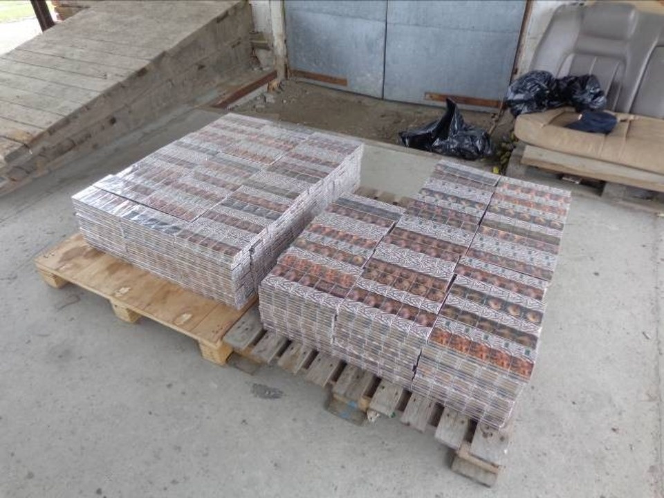 Сигареты на более чем 1 млн рублей пытались вывезти из Псковской области в Латвию в вагоне 