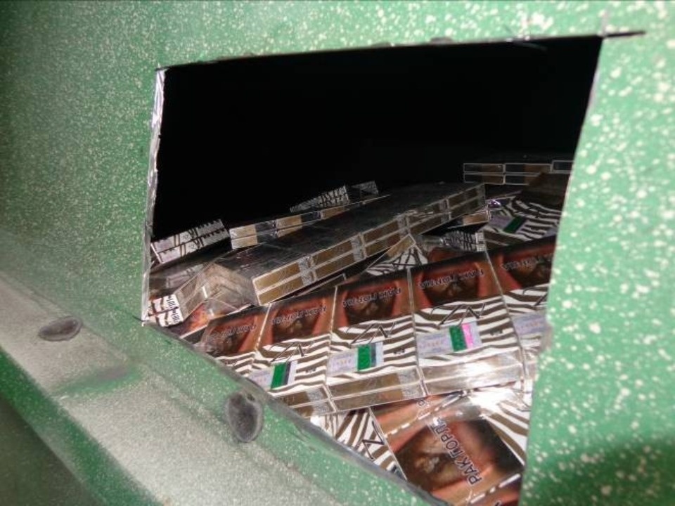 Сигареты на более чем 1 млн рублей пытались вывезти из Псковской области в Латвию в вагоне 