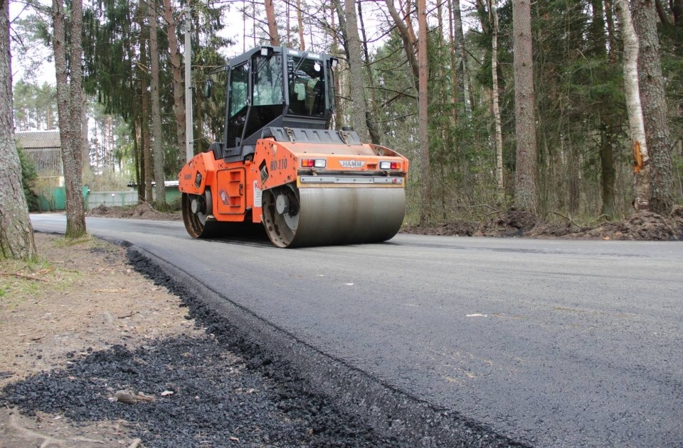 Верхний слой асфальта укладывают в деревне Черняковицы Псковского района