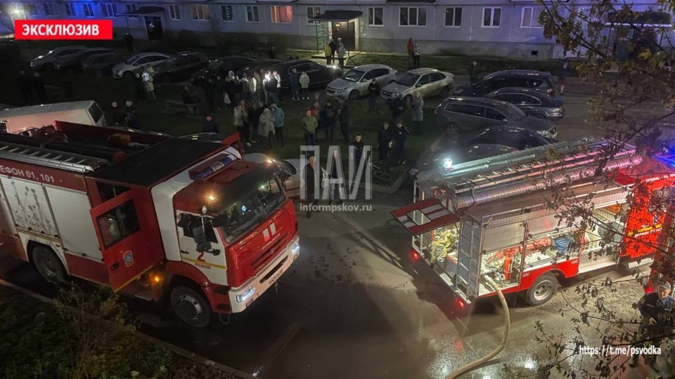 16 человек спасли в результате пожара в Пскове 