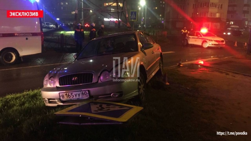 Автомобиль протаранил дорожный знак в Пскове Автомобиль протаранил дорожный знак в Пскове