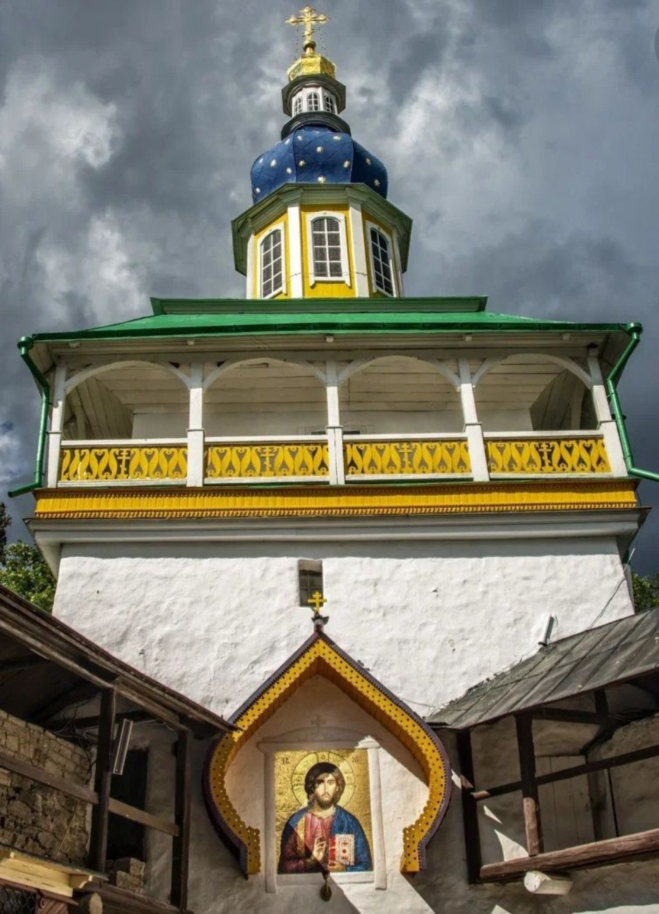 Начались работы по покрытию медью конструкций крыши Башни Святых ворот в Печорах