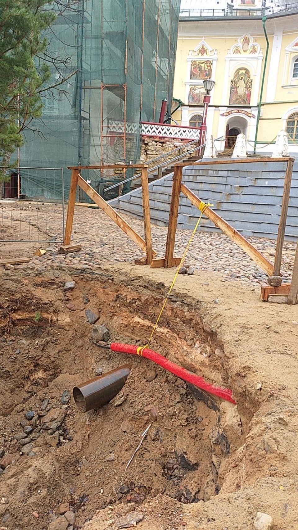 Подземные коммуникации проводят в Псково-Печерском монастыре
