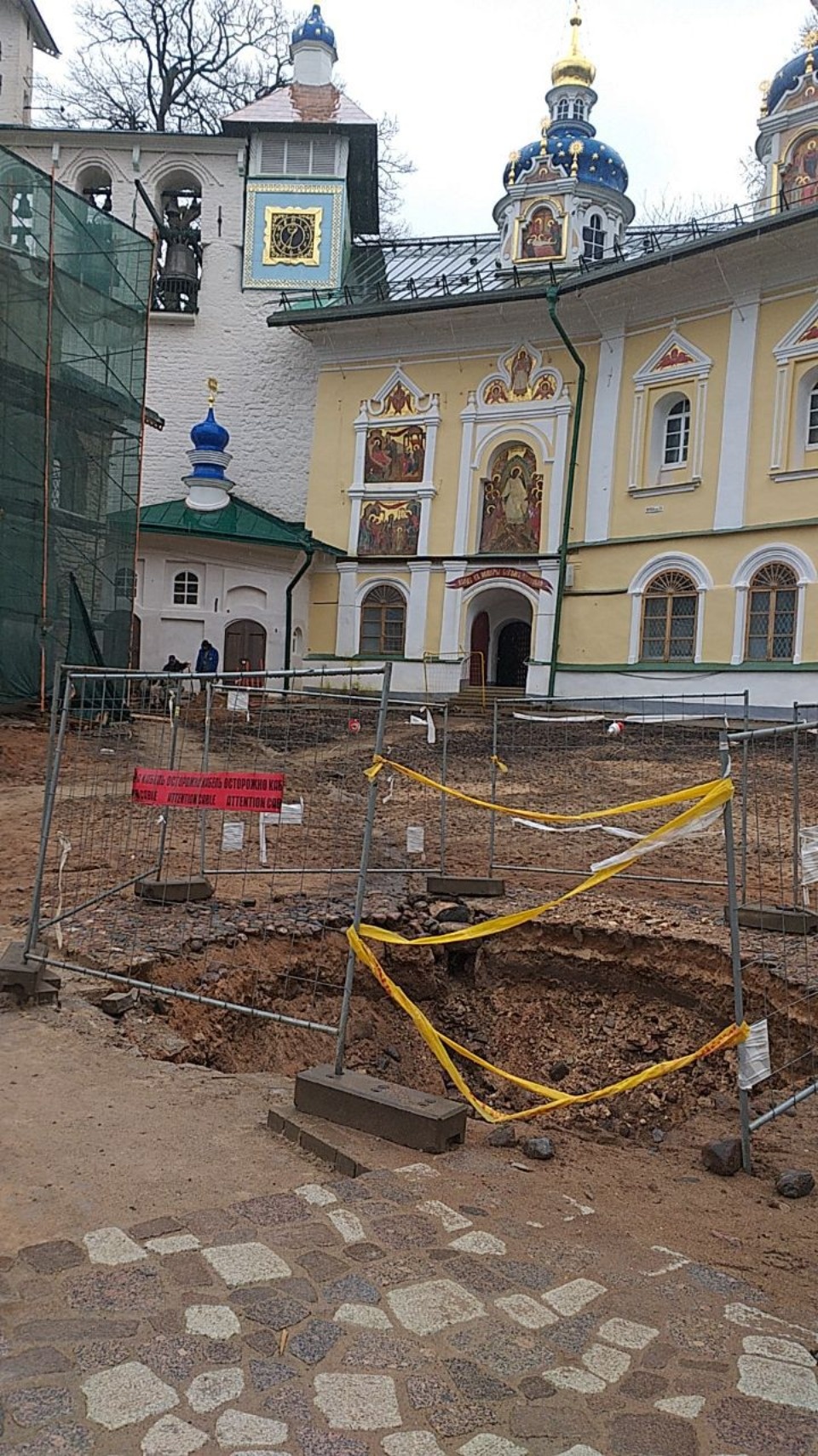 Подземные коммуникации проводят в Псково-Печерском монастыре