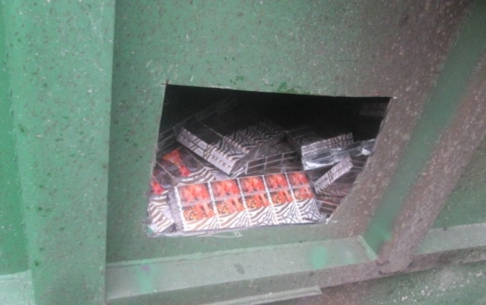 Контрабанду двух партий сигарет пресекли псковские таможенники за неделю 