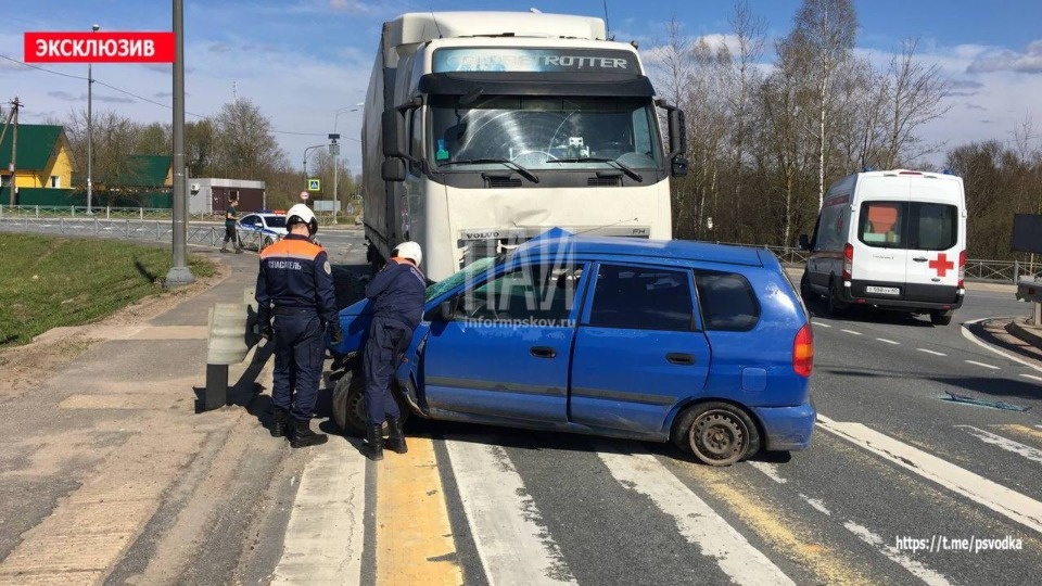Ребенок пострадал в результате ДТП с участием фуры в Псковском районе 