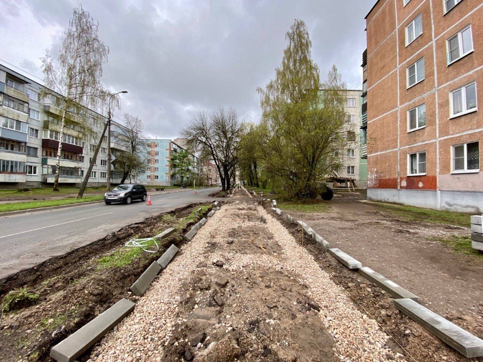 Тротуар обновляют на улице Розы Люксембург в Пскове