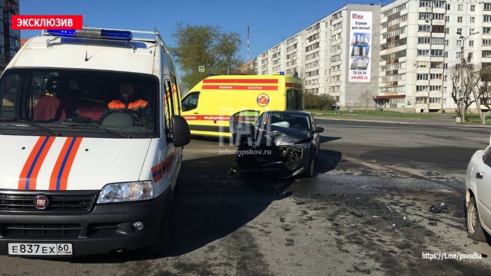 Трех человек госпитализировали в результате ДТП в Пскове  