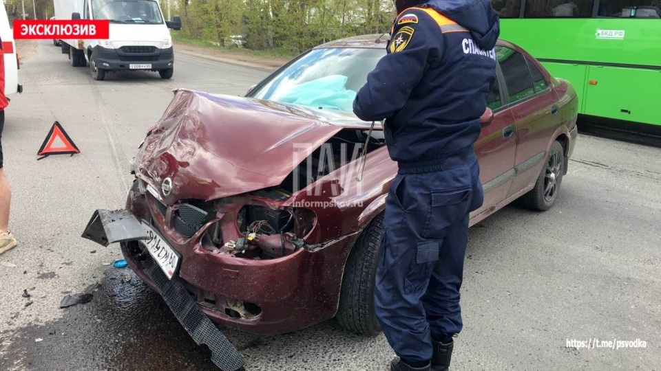 В Пскове столкнулись микроавтобус и автомобиль