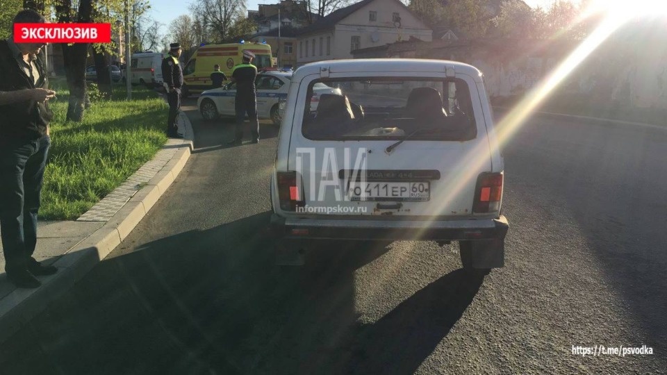Автомобиль «Нива» сбил девушку-пешехода в Пскове