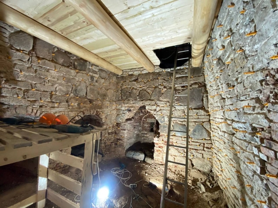 Реставраторы готовят к укреплению стены и фундаменты башни Тарарыгина в Печорах Реставраторы готовят к укреплению стены и фундаменты башни Тарарыгина в Печорах