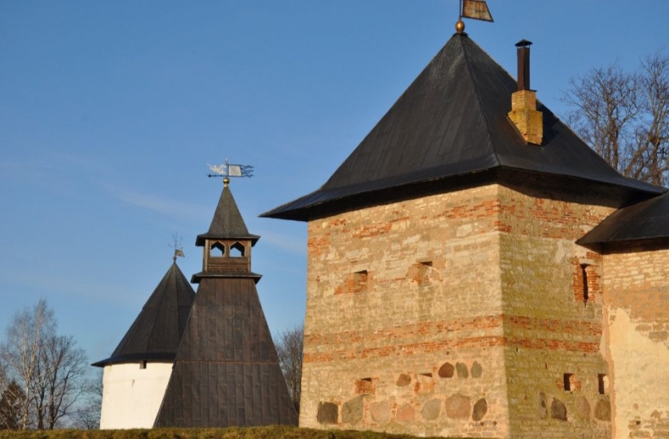 Реставраторы готовят к укреплению стены и фундаменты башни Тарарыгина в Печорах Реставраторы готовят к укреплению стены и фундаменты башни Тарарыгина в Печорах