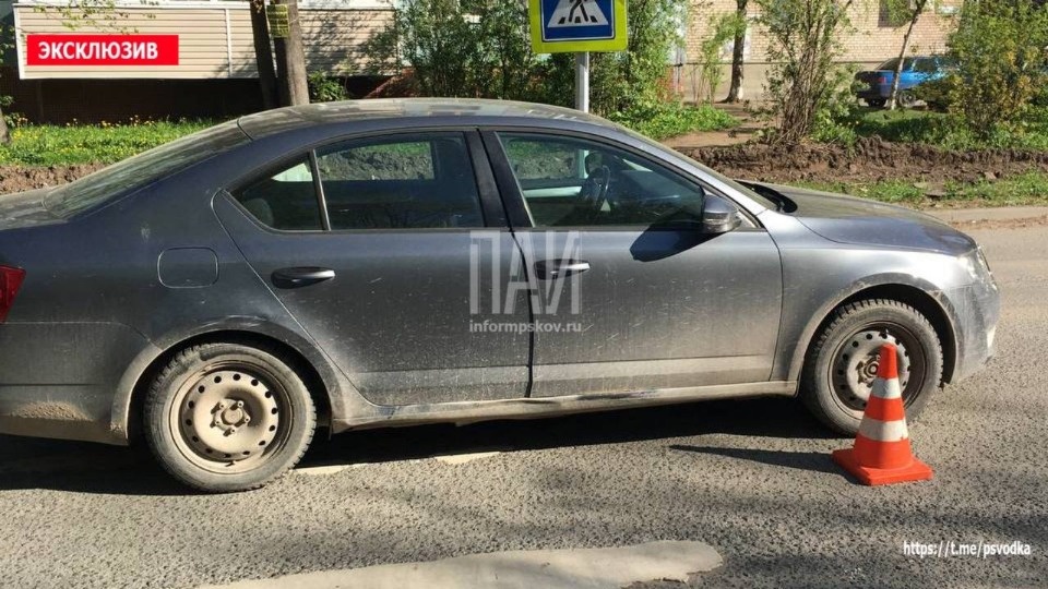 Пешехода сбил автомобиль в Пскове Пешехода сбил автомобиль в Пскове