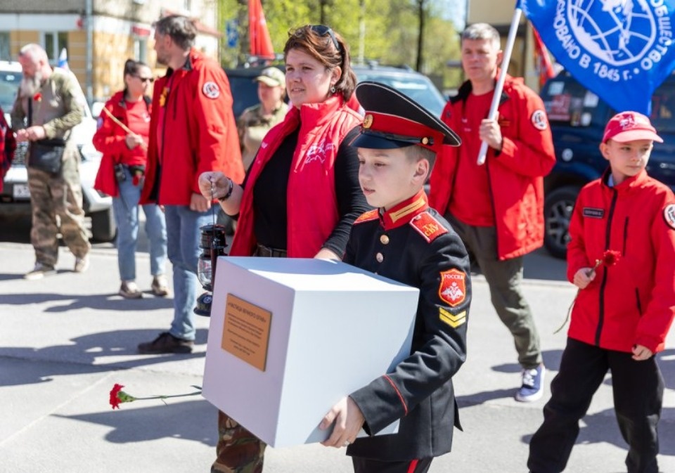  Псковичам передали частицу Вечного огня с Поклонной горы