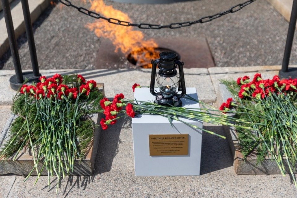  Псковичам передали частицу Вечного огня с Поклонной горы