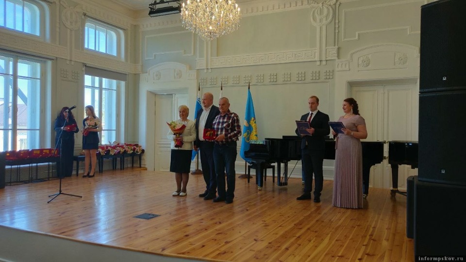 В Пскове 19 супружеским парам вручили медали к 50-летию семейной жизни 