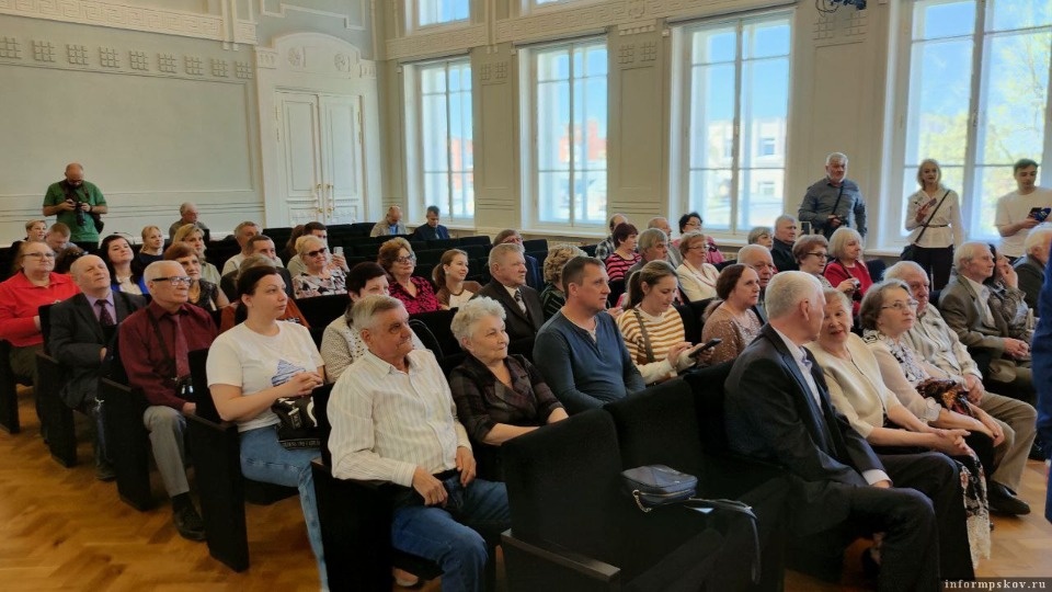 В Пскове 19 супружеским парам вручили медали к 50-летию семейной жизни 