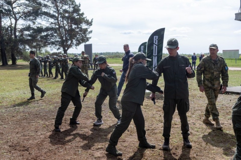 Андрей Турчак и Михаил Ведерников пообщались с бойцами псковской 76-й Дивизии – участниками СВО