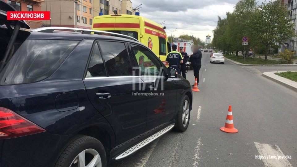 Пенсионерку доставили в больницу после наезда автомобиля в Пскове