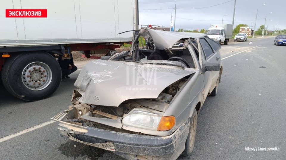 Легковушка столкнулась с фурой на трассе Москва – Рига в Великолукском районе