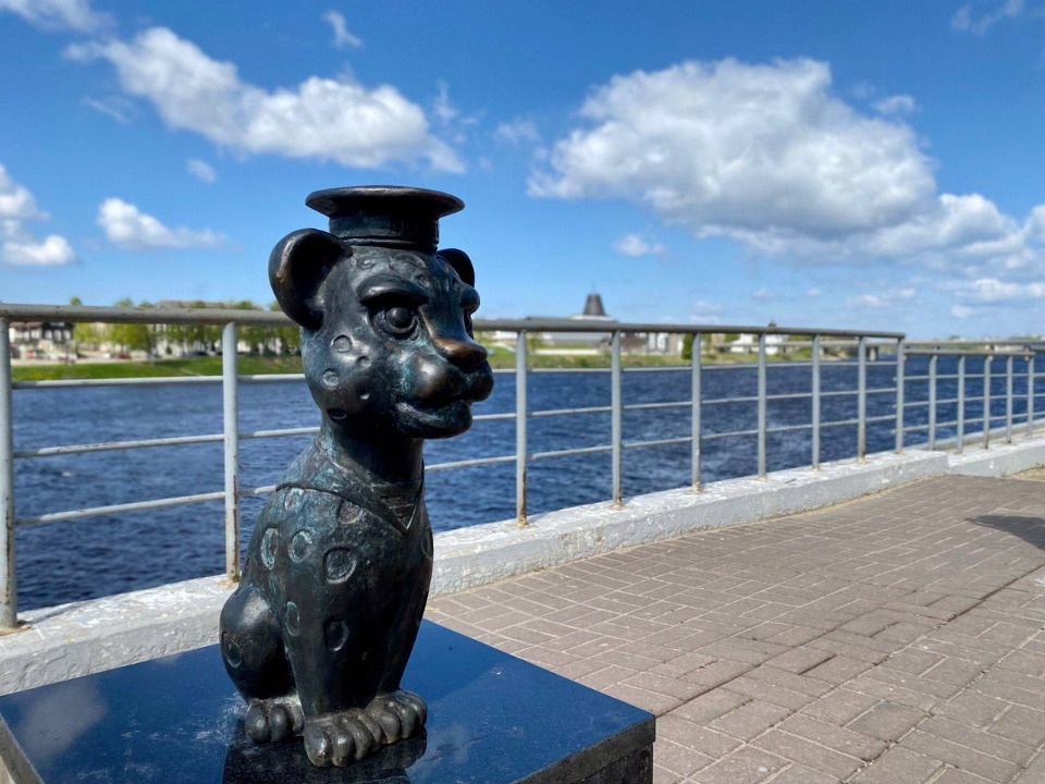 Барсика-морячка вернули на набережную реки Великой в Пскове