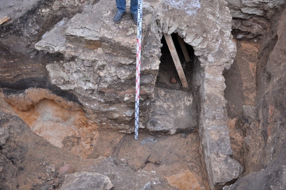 В Пскове исследовали родовой склеп у церкви Косьмы и Дамиана с Гремячей горы