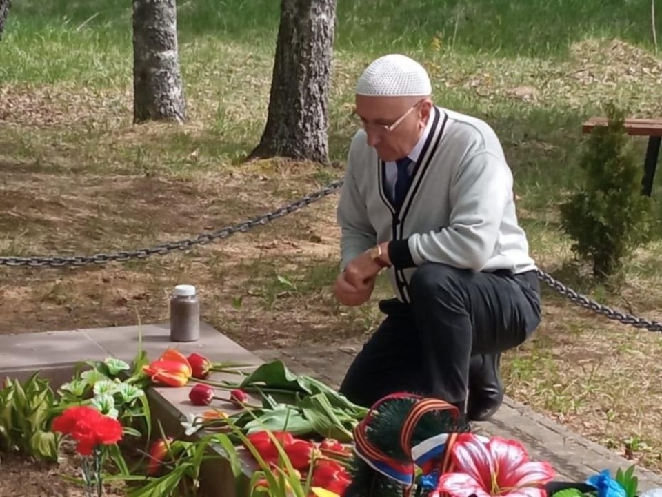 Родственники бойца из Казахстана приехали на его могилу в Себежском районе  
