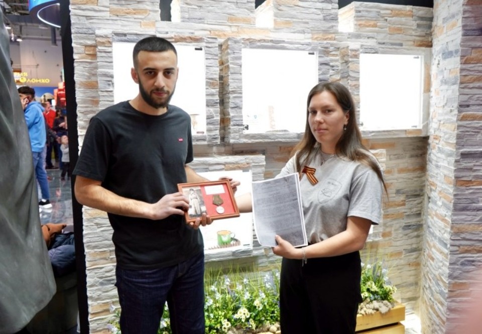 Родным красноармейца, погибшего в боях за Пушкиногорский район, передали награду спустя 80 лет 