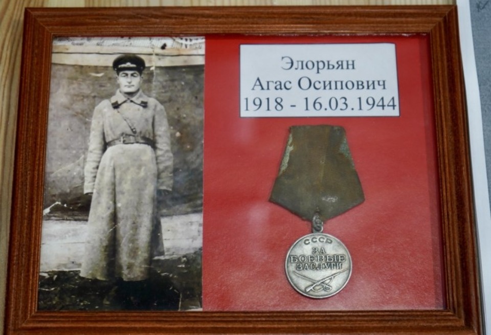 Родным красноармейца, погибшего в боях за Пушкиногорский район, передали награду спустя 80 лет 