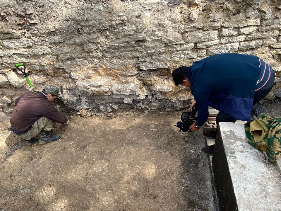 Программу о поисках Вороньего камня снимает канал «Моя планета» в Псковской области