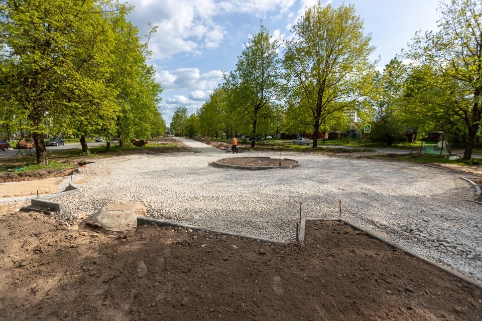 В Сквере на Сиреневом бульваре в Пскове высадят туи и сирень в ходе благоустройства