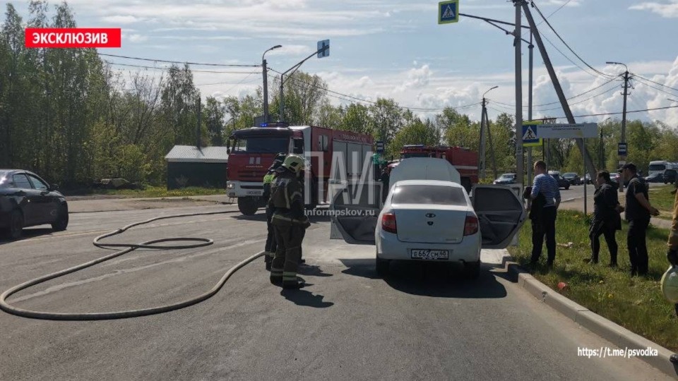 Очевидцы и сотрудники ДПС помогли потушить горящий автомобиль в Пскове