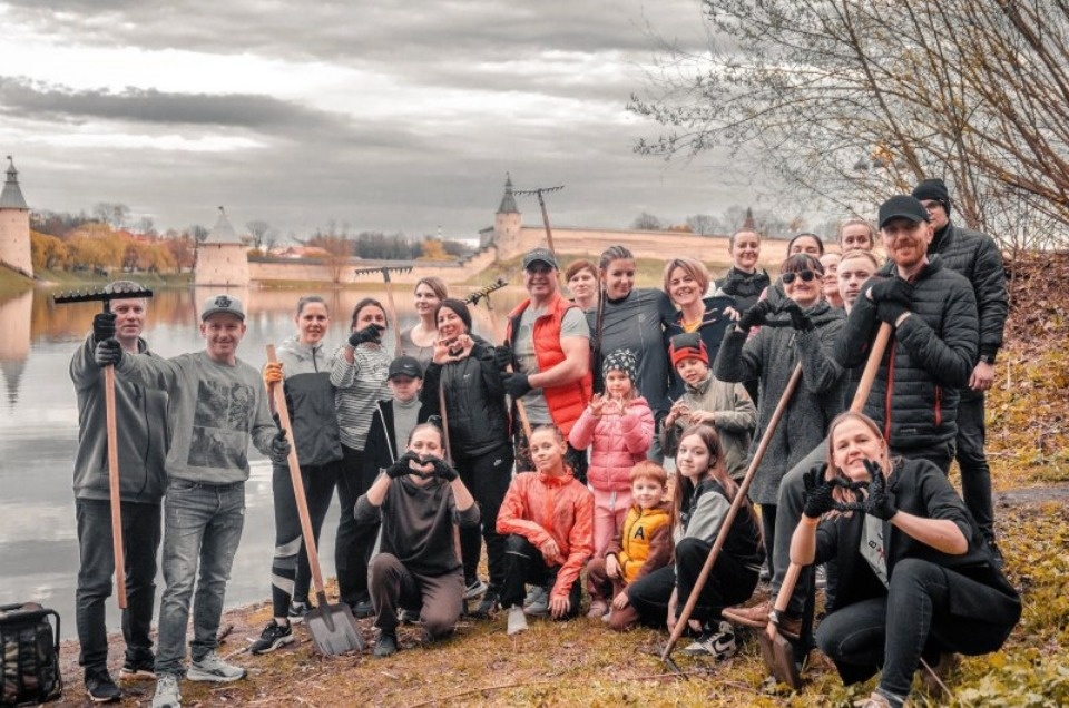 Около 20 км береговой линии очистили от мусора в Псковской области в апреле