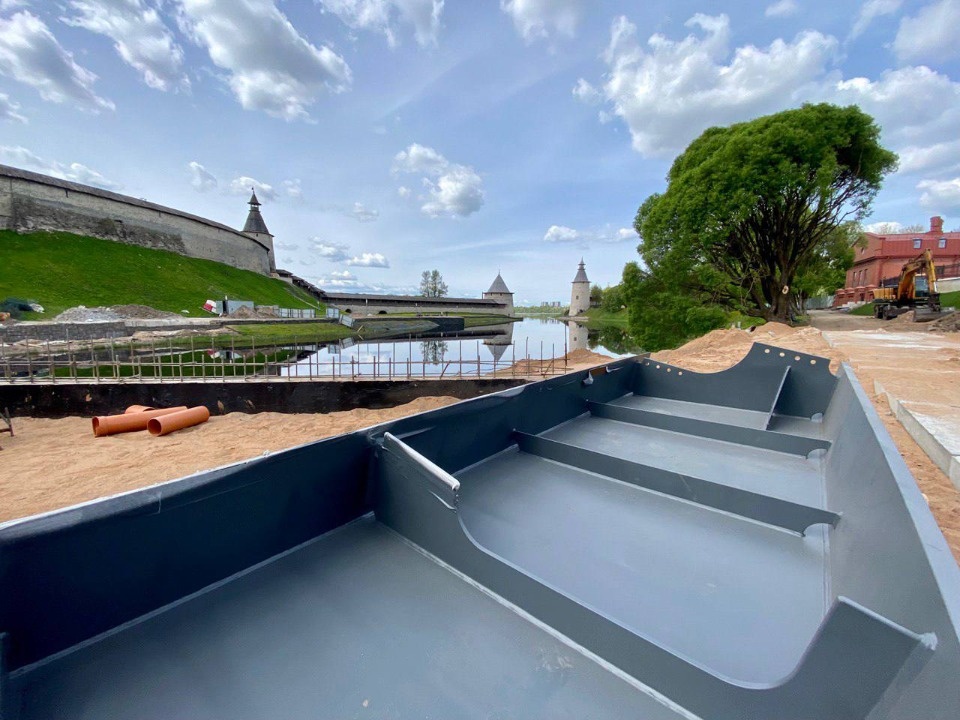 Металлоконструкции завозят на стройплощадку пешеходного моста в Пскове 