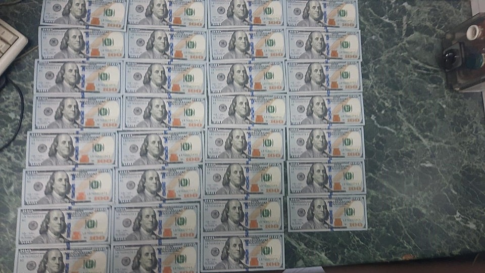 Мужчину задержали за попытку дать взятку псковским таможенникам Мужчину задержали за попытку дать взятку псковским таможенникам