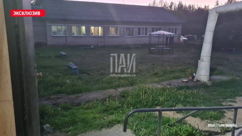 В плюсском интернате один житель напал с ножом на другого 