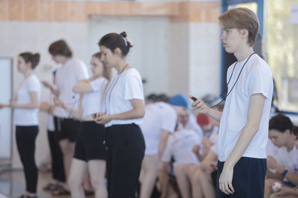 Красиво плывут!