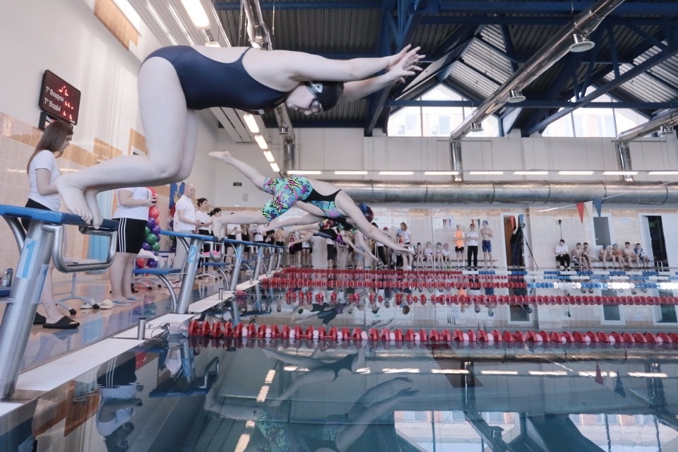 Красиво плывут!