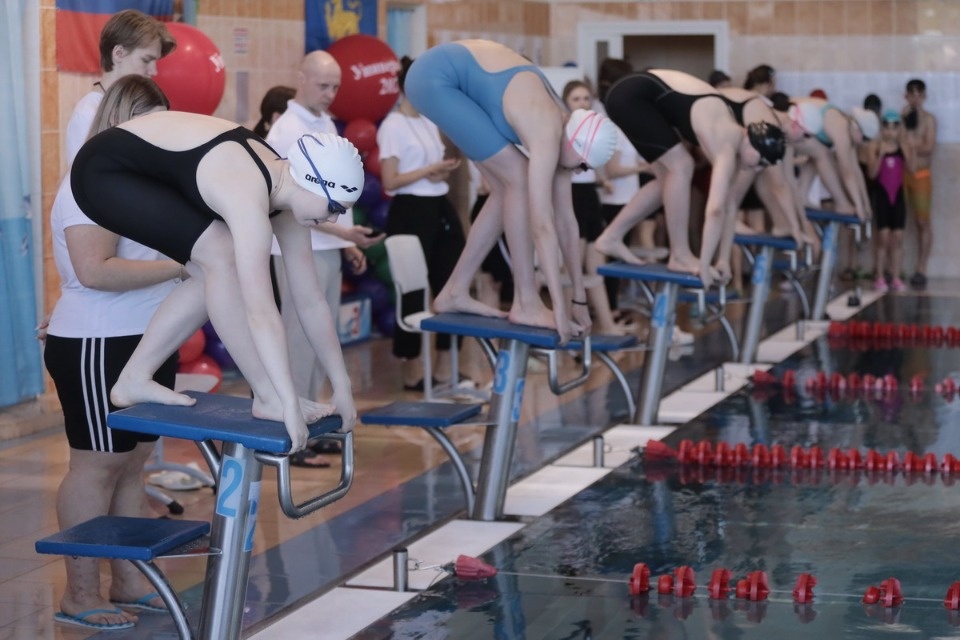 Красиво плывут!