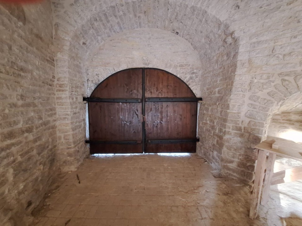  В Изборской башне Псково-Печерского монастыря установили въездные ворота